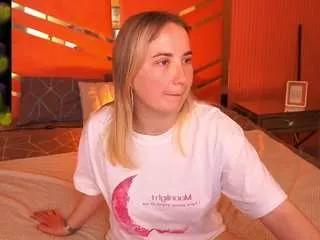 Discover our girls online shows and discover the company of countless livestreamers, with stunning shapes, sex toys and more.