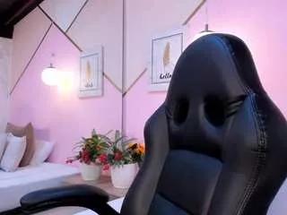 Discover our girls online shows and discover the company of countless livestreamers, with stunning shapes, sex toys and more.