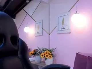 Discover our girls online shows and discover the company of countless livestreamers, with stunning shapes, sex toys and more.