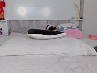 Discover our girls online shows and discover the company of countless livestreamers, with stunning shapes, sex toys and more.