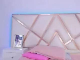 Discover our girls online shows and discover the company of countless livestreamers, with stunning shapes, sex toys and more.