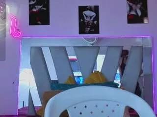 Discover our girls online shows and discover the company of countless livestreamers, with stunning shapes, sex toys and more.