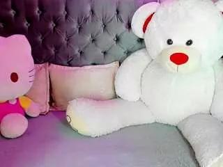 Discover our girls online shows and discover the company of countless livestreamers, with stunning shapes, sex toys and more.