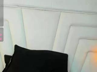 Discover our girls online shows and discover the company of countless livestreamers, with stunning shapes, sex toys and more.