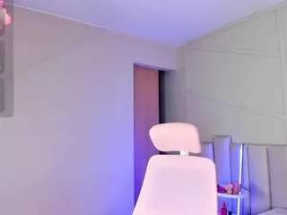 Discover our girls online shows and discover the company of countless livestreamers, with stunning shapes, sex toys and more.