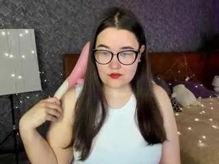 Discover our girls online shows and discover the company of countless livestreamers, with stunning shapes, sex toys and more.