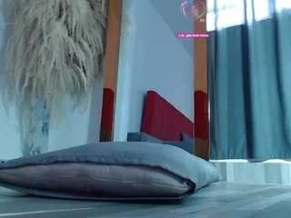 Discover our girls online shows and discover the company of countless livestreamers, with stunning shapes, sex toys and more.