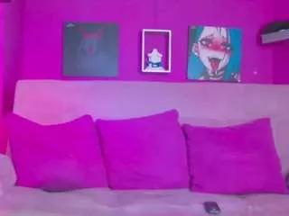 Discover our girls online shows and discover the company of countless livestreamers, with stunning shapes, sex toys and more.