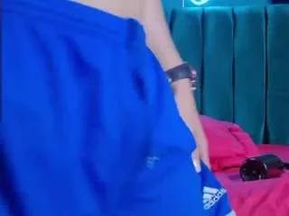 Discover our girls online shows and discover the company of countless livestreamers, with stunning shapes, sex toys and more.