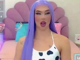 Discover our girls online shows and discover the company of countless livestreamers, with stunning shapes, sex toys and more.
