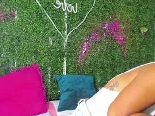 Discover our girls online shows and discover the company of countless livestreamers, with stunning shapes, sex toys and more.