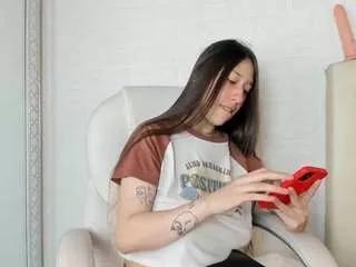 Discover our girls online shows and discover the company of countless livestreamers, with stunning shapes, sex toys and more.