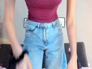 Discover our girls online shows and discover the company of countless livestreamers, with stunning shapes, sex toys and more.