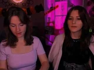 Discover our girls online shows and discover the company of countless livestreamers, with stunning shapes, sex toys and more.