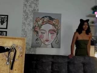 Discover our girls online shows and discover the company of countless livestreamers, with stunning shapes, sex toys and more.