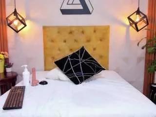 Discover our girls online shows and discover the company of countless livestreamers, with stunning shapes, sex toys and more.