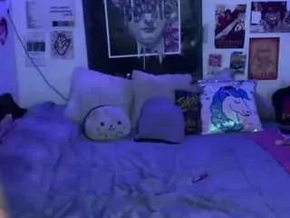 Discover our girls online shows and discover the company of countless livestreamers, with stunning shapes, sex toys and more.