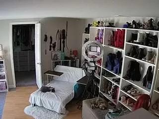 Discover our girls online shows and discover the company of countless livestreamers, with stunning shapes, sex toys and more.