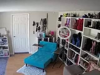 Discover our girls online shows and discover the company of countless livestreamers, with stunning shapes, sex toys and more.
