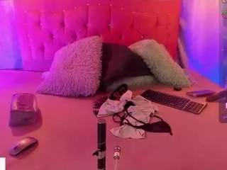 Discover our girls online shows and discover the company of countless livestreamers, with stunning shapes, sex toys and more.