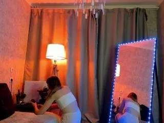 Discover our girls online shows and discover the company of countless livestreamers, with stunning shapes, sex toys and more.