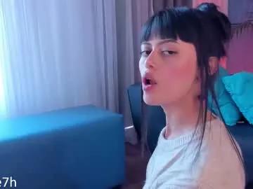 Discover our girls online shows and discover the company of countless livestreamers, with stunning shapes, sex toys and more.