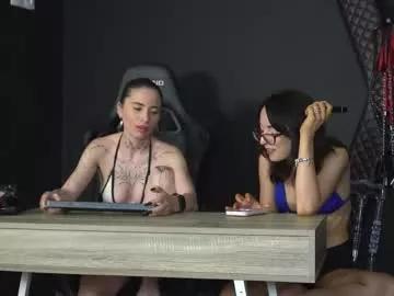 Discover our girls online shows and discover the company of countless livestreamers, with stunning shapes, sex toys and more.