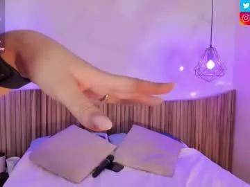 Discover our girls online shows and discover the company of countless livestreamers, with stunning shapes, sex toys and more.