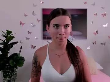 Discover our girls online shows and discover the company of countless livestreamers, with stunning shapes, sex toys and more.
