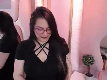 Discover our girls online shows and discover the company of countless livestreamers, with stunning shapes, sex toys and more.