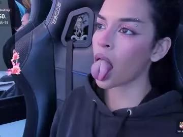 Discover our girls online shows and discover the company of countless livestreamers, with stunning shapes, sex toys and more.