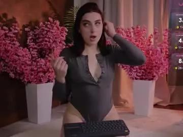 Discover our girls online shows and discover the company of countless livestreamers, with stunning shapes, sex toys and more.