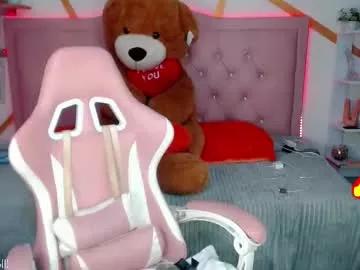 Discover our girls online shows and discover the company of countless livestreamers, with stunning shapes, sex toys and more.