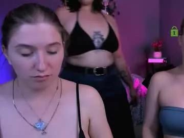 Discover our girls online shows and discover the company of countless livestreamers, with stunning shapes, sex toys and more.
