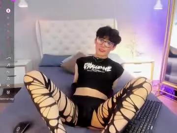 Discover our girls online shows and discover the company of countless livestreamers, with stunning shapes, sex toys and more.