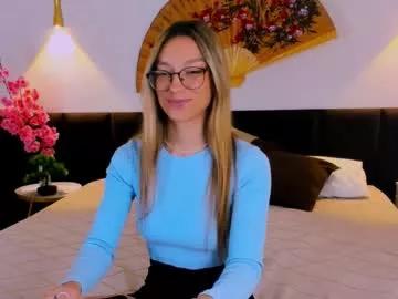 Discover our girls online shows and discover the company of countless livestreamers, with stunning shapes, sex toys and more.