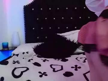 Discover our girls online shows and discover the company of countless livestreamers, with stunning shapes, sex toys and more.