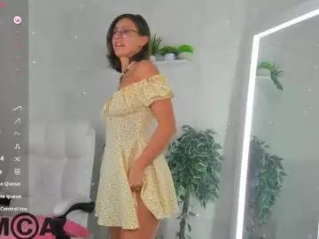 Discover our girls online shows and discover the company of countless livestreamers, with stunning shapes, sex toys and more.