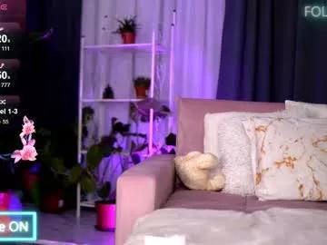 Discover our girls online shows and discover the company of countless livestreamers, with stunning shapes, sex toys and more.
