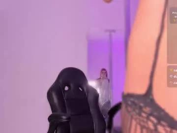 Discover our girls online shows and discover the company of countless livestreamers, with stunning shapes, sex toys and more.