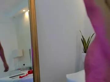 Discover our girls online shows and discover the company of countless livestreamers, with stunning shapes, sex toys and more.