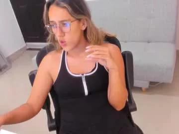 Discover our girls online shows and discover the company of countless livestreamers, with stunning shapes, sex toys and more.