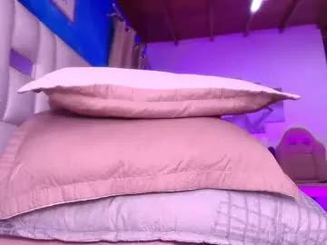 Discover our girls online shows and discover the company of countless livestreamers, with stunning shapes, sex toys and more.