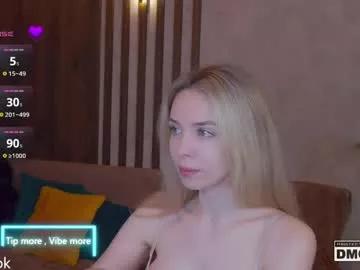 holl1would from Chaturbate