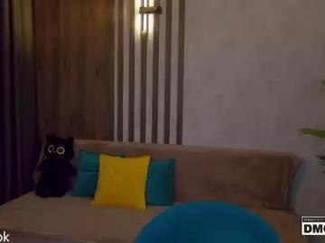 holl1would from Chaturbate