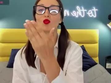 Discover our girls online shows and discover the company of countless livestreamers, with stunning shapes, sex toys and more.