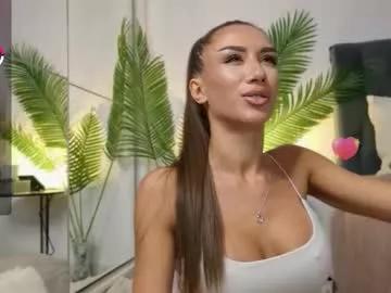 Discover our girls online shows and discover the company of countless livestreamers, with stunning shapes, sex toys and more.