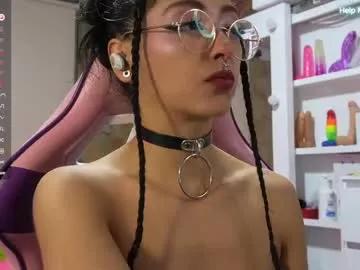 Discover our girls online shows and discover the company of countless livestreamers, with stunning shapes, sex toys and more.