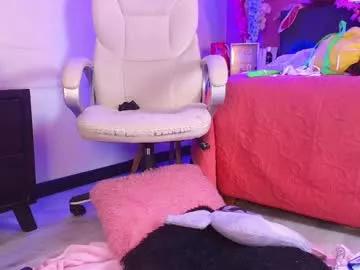 Discover our girls online shows and discover the company of countless livestreamers, with stunning shapes, sex toys and more.