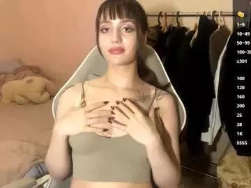 Discover our girls online shows and discover the company of countless livestreamers, with stunning shapes, sex toys and more.